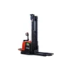 Stacker Elétrico JAC CDDK20 6M com capacidade de 2.000kg e elevação até 6 metros